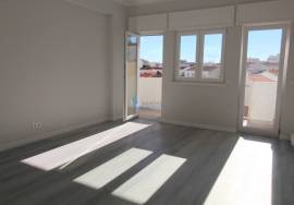 Refurbished 3 bedroom apartment located in Portimão