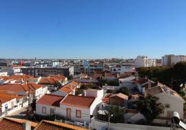Refurbished 3 bedroom apartment located in Portimão