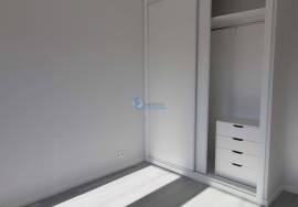 Refurbished 3 bedroom apartment located in Portimão