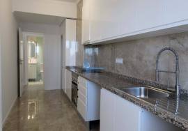 Refurbished 3 bedroom apartment located in Portimão