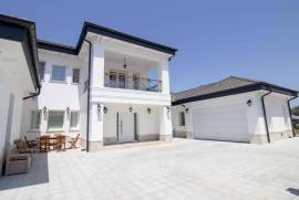 Luxury 4 Bed Villa For sale in Kyrenia North