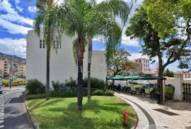 GREAT INCOME PROPERTY COMMERCE + HOUSING IN THE CENTER OF FUNCHAL