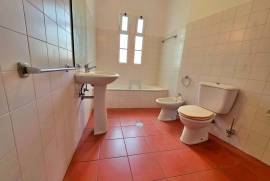 GREAT INCOME PROPERTY COMMERCE + HOUSING IN THE CENTER OF FUNCHAL