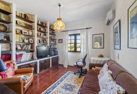 Caramujeira – Traditional 5-Bedroom Villa set on a generous plot