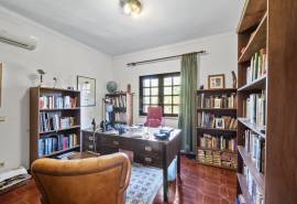 Caramujeira – Traditional 5-Bedroom Villa set on a generous plot