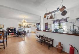 Caramujeira – Traditional 5-Bedroom Villa set on a generous plot