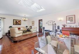 Caramujeira – Traditional 5-Bedroom Villa set on a generous plot