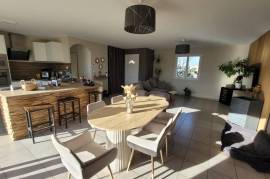 Large Detached Villa With Swimming Pool