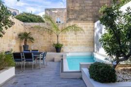 Charming Townhouse With Pool And Garage