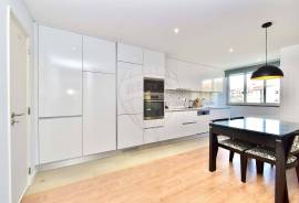 Fully renovated 2-bedroom apartment with 85m2 of gross area. Located on the fifth floor of a building with 2 elevators. Fully renovated 2-bedroom apartment with 85m2 of gross area. Located on the fifth floor of a building with 2 elevators.