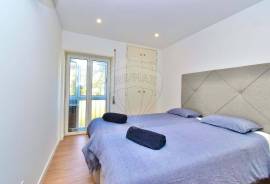 Fully renovated 2-bedroom apartment with 85m2 of gross area. Located on the fifth floor of a building with 2 elevators. Fully renovated 2-bedroom apartment with 85m2 of gross area. Located on the fifth floor of a building with 2 elevators.