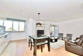 Fully renovated 2-bedroom apartment with 85m2 of gross area. Located on the fifth floor of a building with 2 elevators.