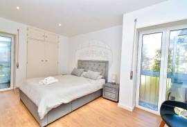 Fully renovated 2-bedroom apartment with 85m2 of gross area. Located on the fifth floor of a building with 2 elevators. Fully renovated 2-bedroom apartment with 85m2 of gross area. Located on the fifth floor of a building with 2 elevators.