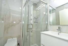 Fully renovated 2-bedroom apartment with 85m2 of gross area. Located on the fifth floor of a building with 2 elevators. Fully renovated 2-bedroom apartment with 85m2 of gross area. Located on the fifth floor of a building with 2 elevators.