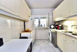 Bright 3-Bedroom Apartment with Balcony and Sea View – Sassoeiros, Carcavelos