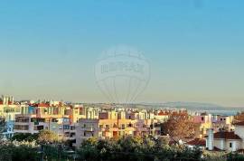 Bright 3-Bedroom Apartment with Balcony and Sea View – Sassoeiros, Carcavelos