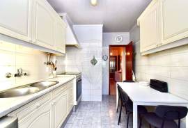 Bright 3-Bedroom Apartment with Balcony and Sea View – Sassoeiros, Carcavelos