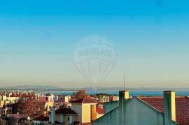 Bright 3-Bedroom Apartment with Balcony and Sea View – Sassoeiros, Carcavelos