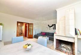 Bright 3-Bedroom Apartment with Balcony and Sea View – Sassoeiros, Carcavelos