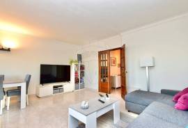 Bright 3-Bedroom Apartment with Balcony and Sea View – Sassoeiros, Carcavelos