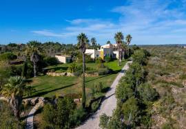 Superb country house for sale near Lagos