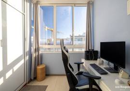 T4 Penthouse with Panoramic City Views