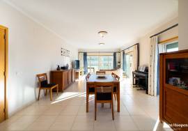 T4 Penthouse with Panoramic City Views