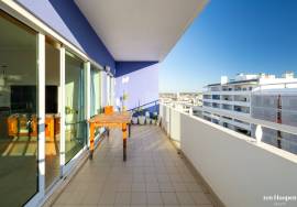 T4 Penthouse with Panoramic City Views