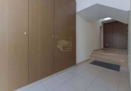 3 bedroom apartment with garage