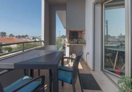 3 bedroom apartment with garage