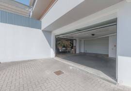 3 bedroom apartment with garage