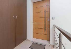 3 bedroom apartment with garage