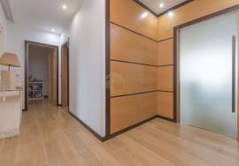 3 bedroom apartment with garage