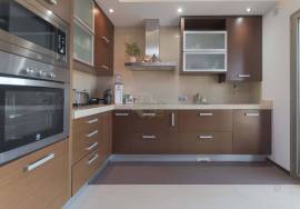 3 bedroom apartment with garage