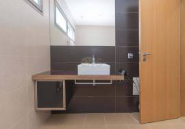 3 bedroom apartment with garage