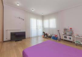 3 bedroom apartment with garage