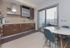 3 bedroom apartment with garage