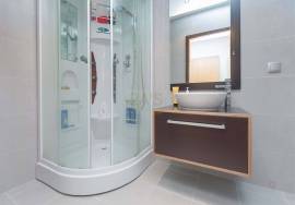 3 bedroom apartment with garage