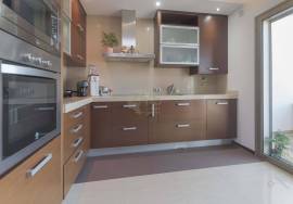 3 bedroom apartment with garage