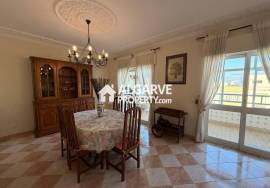 Spacious 4-bedroom apartment next to the beach in the centre of Quarteira.