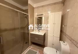 Spacious 4-bedroom apartment next to the beach in the centre of Quarteira.