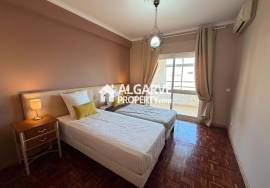 Spacious 4-bedroom apartment next to the beach in the centre of Quarteira.