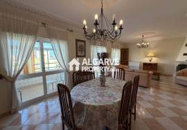 Spacious 4-bedroom apartment next to the beach in the centre of Quarteira.