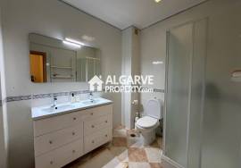 Spacious 4-bedroom apartment next to the beach in the centre of Quarteira.