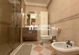 Spacious 4-bedroom apartment next to the beach in the centre of Quarteira.