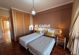 Spacious 4-bedroom apartment next to the beach in the centre of Quarteira.