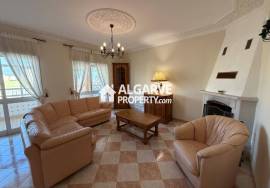 Spacious 4-bedroom apartment next to the beach in the centre of Quarteira.