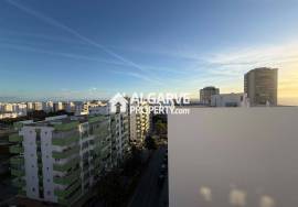 Spacious 4-bedroom apartment next to the beach in the centre of Quarteira.