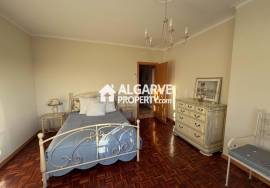 Spacious 4-bedroom apartment next to the beach in the centre of Quarteira.