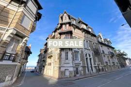 Superb Villa in Coastal Resort Town